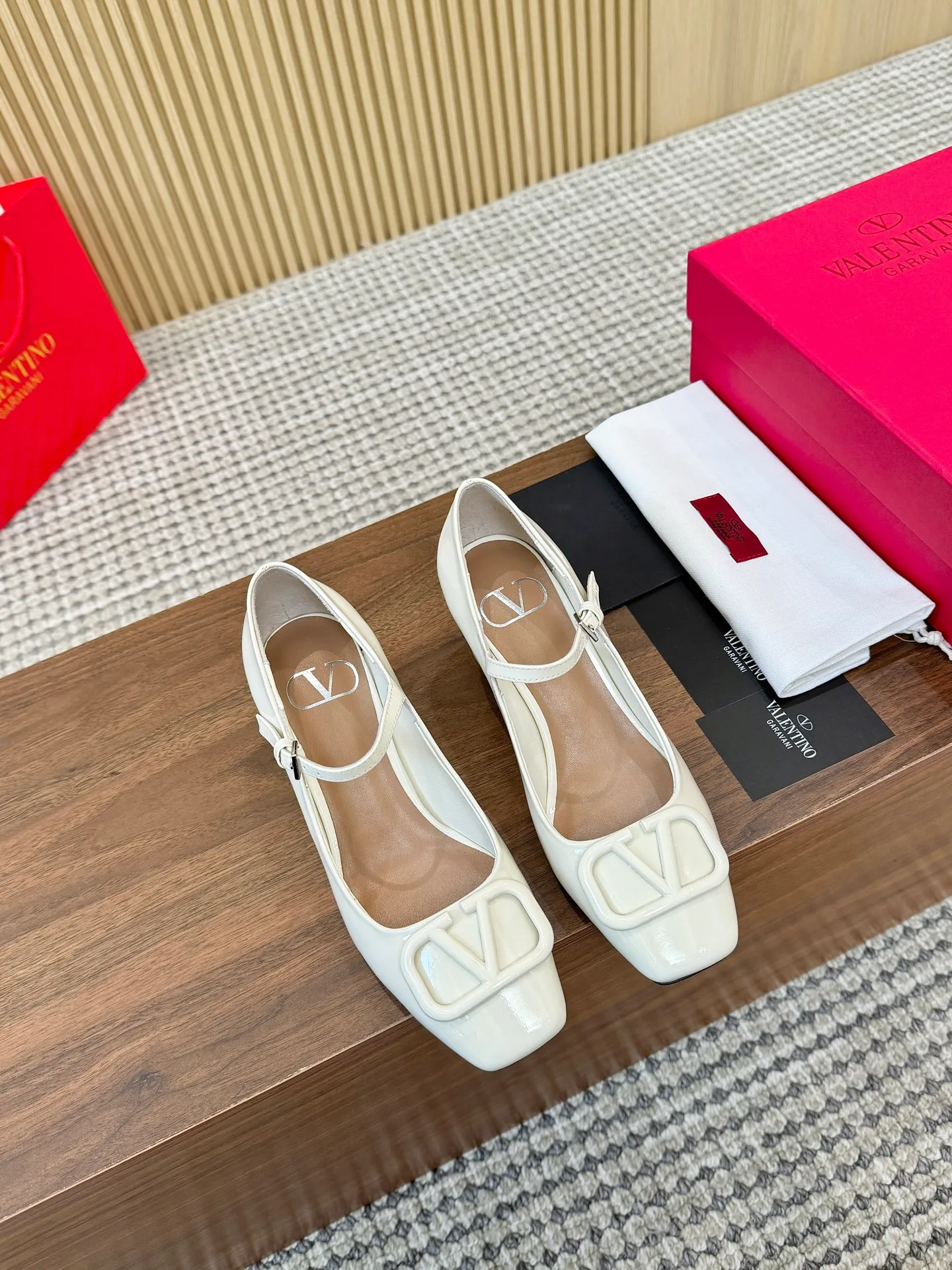 👟👟Ex-factory price 460👟👟 Genuine leather sole + 40 Valentino. Large v-buckle sandals ㊙️Latest series of counters Authentic grade version with perfect details. Authentic products are made one to one. All details are consistent with genuine ones. The upper foot is very pedicure type. The key point is that it is very good and easy to control. It does not grind the feet and does not tire the feet. Walking artifact, exclusive mold opening. The highest version on the market. Fabric: imported mixed sheepskin, lining and foot pads are all sheepskin. Code number (34 to 42) Customized sizes 34 and 42 are non-returnable and non-exchangeable. Heel height: 7.5CM. Rubber sole, leather sole +40
